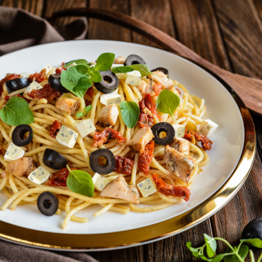 Bildmotiv für Tricoloured pasta salad with sun-dried tomatoes and CAMBOZOLA