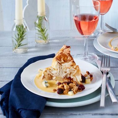 Bildmotiv für Süße Strudel-Säckchen mit Apfel, CAMBOZOLA und Cashew-Cranberry-Mix