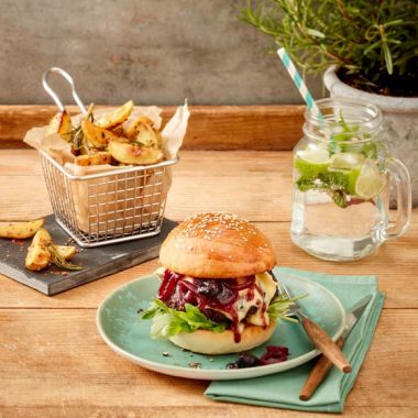 Bildmotiv für CAMBOZOLA-Burger mit karamellisierten Schwarzkirsche-Zwiebeln und Rosmarin-Wedges