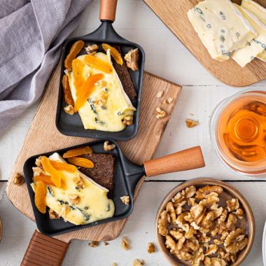 Bildmotiv für CAMBOZOLA-Raclette-Pfännchen mit Pumpernickel, getrockneten Aprikosen und Walnüssen