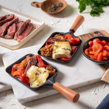 Bildmotiv für CAMBOZOLA-Raclette-Pfännchen mit Rumpsteak, karamellisierten Zwiebeln und Paprika