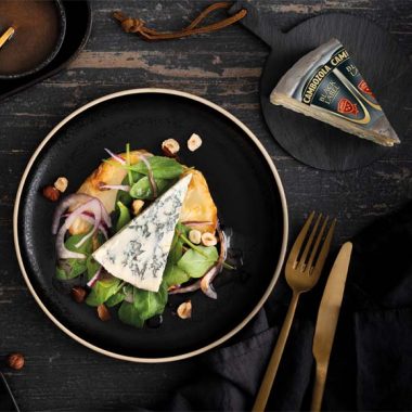 Bildmotiv für Selderie uit de oven met spinazie, uien en hazelnoten met CAMBOZOLA Black Label