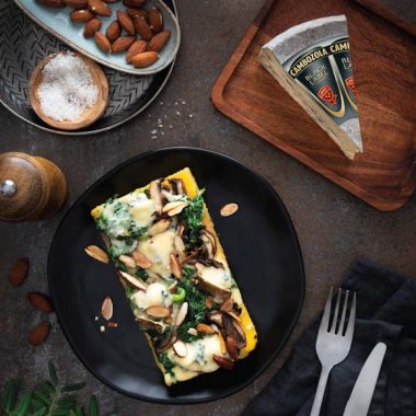 Bildmotiv für Gegratineerde polenta met CAMBOZOLA Black Label, spinazie, champignons en amandelen