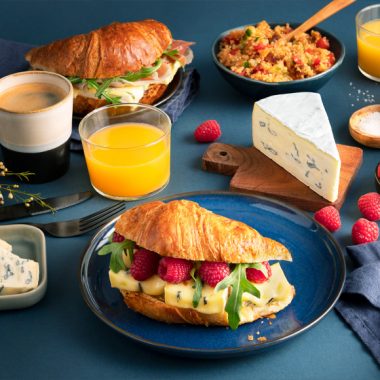 Bildmotiv für Croissants with CAMBOZOLA, arugula, raspberries and Serrano ham