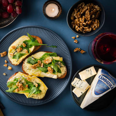 Bildmotiv für Crostini mit CAMBOZOLA, Rucola und Walnüssen